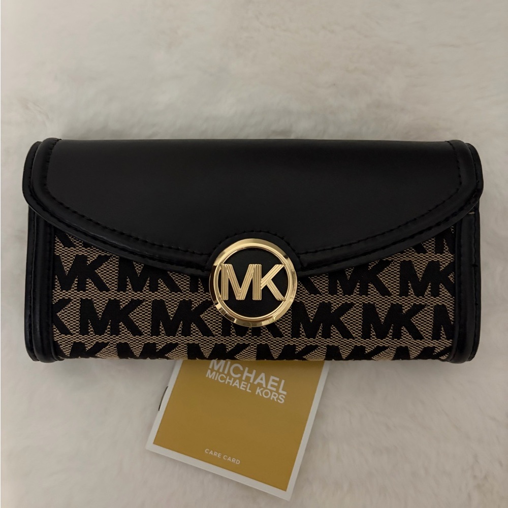 Michael Kors Fulton
Signature Jacquard Large
Flap Continental Wallet